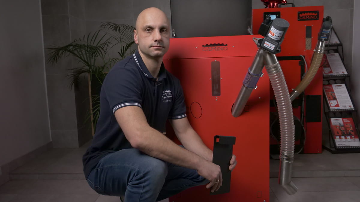 Nasz technik przy kotle Camino z palnikiem KIPI podczas przeglądu
